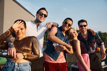glücklich gut aussehende diverse Freunde in stylischen urbanen Kleidern lächeln bei der Dachparty in die Kamera