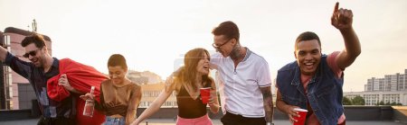 Téléchargez les photos : Amis joyeux divers avec des lunettes de soleil avec des boissons et une chaise de sac de haricot à la fête sur le toit, bannière - en image libre de droit