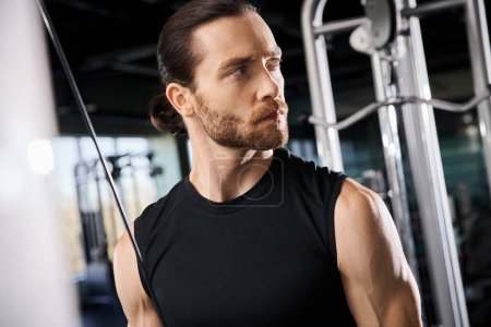 Muskulöser Mann in schwarzem Tank-Top im Fitnessstudio, der körperliche Stärke und Hingabe zur Fitness demonstriert.