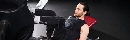 Foto de Un hombre en activo usa levantamiento de pesas y trabaja en sus piernas en el gimnasio, pancarta - Imagen libre de derechos