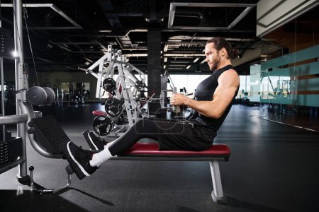Un homme athlétique en tenue active se livre à une contemplation profonde assis sur un banc de gym.