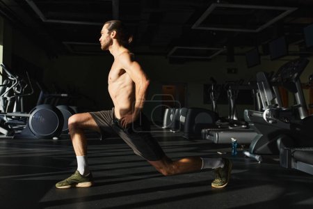 Un hombre sin camisa con músculos haciendo sentadillas en un gimnasio.
