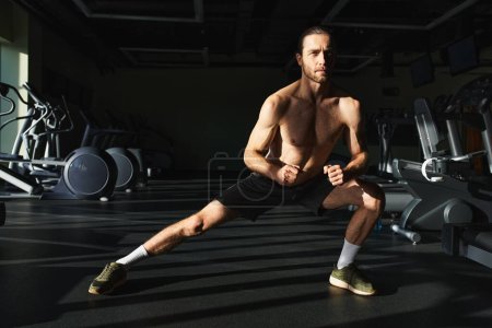 Un homme musclé torse nu travaillant dans la salle de gym, mettant en valeur son physique tonique et la force.