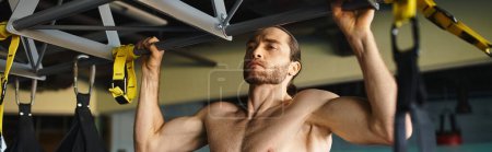 Un hombre musculoso sin camisa haciendo ejercicio en el gimnasio, sosteniendo un par de tijeras en una postura enfocada y determinada.