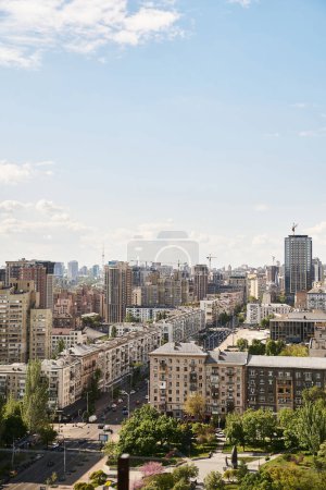 Téléchargez les photos : Une ville animée avec des gratte-ciel impressionnants dominant l'horizon, mettant en valeur l'architecture moderne et l'environnement urbain animé - en image libre de droit