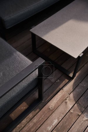 Téléchargez les photos : Une table basse élégante repose élégamment sur un sol en bois rustique, créant un mélange harmonieux de modernité et de charme traditionnel - en image libre de droit