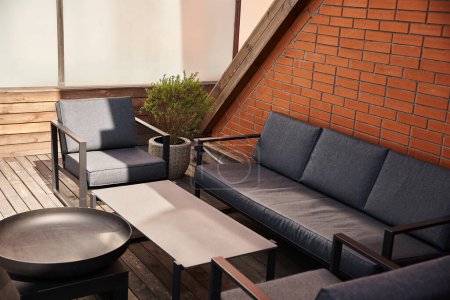 Téléchargez les photos : Un canapé et des chaises élégantes disposées soigneusement sur un sol en bois chaud, créant un espace de vie confortable et accueillant - en image libre de droit