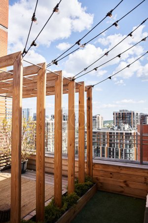 Téléchargez les photos : Une structure en bois debout sur un toit, créant un espace de retraite unique et confortable avec une vue imprenable - en image libre de droit