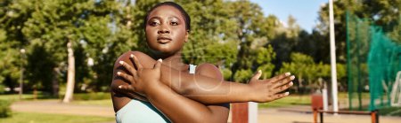 Foto de Una estatua de una mujer afroamericana con curvas en ropa deportiva, exudando confianza y fuerza mientras está de pie en un parque. - Imagen libre de derechos
