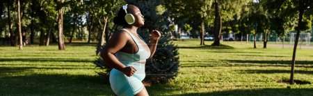 Téléchargez les photos : Une Afro-Américaine en tenue de sport, court gracieusement sur un terrain en plein air. - en image libre de droit