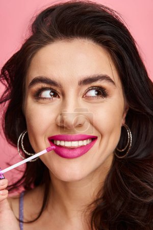 Mujer mostrando una sonrisa deslumbrante con vibrante lápiz labial rosa en sus labios.