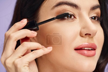 Eine Frau mit natürlicher Schönheit trägt Mascara zart auf, um ihre Gesichtszüge zu betonen.