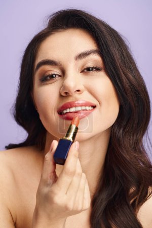 Foto de Mujer sosteniendo un lápiz labial en su mano, aplicando maquillaje con belleza natural. - Imagen libre de derechos