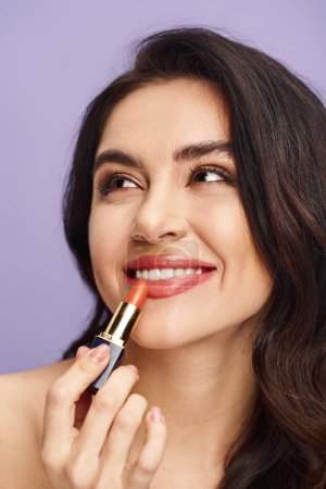 Mujer con belleza natural aplicando lápiz labial en sus labios.