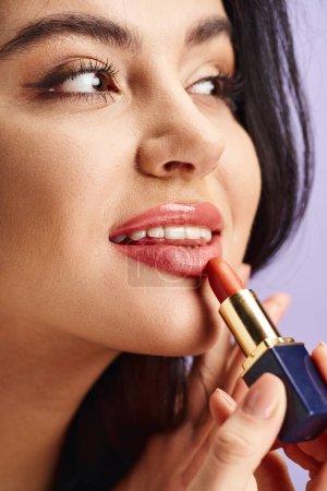 Una mujer impresionante aplica elegantemente lápiz labial a sus labios.