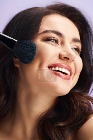 Téléchargez les photos : A smiling woman holds a brush, exuding natural beauty and confidence. - en image libre de droit