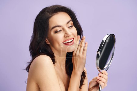 Téléchargez les photos : Une femme tenant un miroir, souriant tout en appliquant le maquillage. - en image libre de droit
