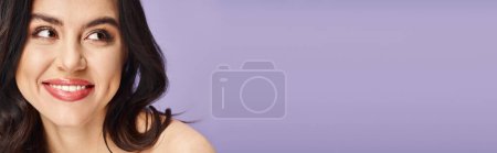 Primer plano de una persona con maquillaje contra un vibrante telón de fondo púrpura.