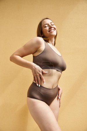 Téléchargez les photos : Une belle femme en bikini frappant une pose confiante. - en image libre de droit