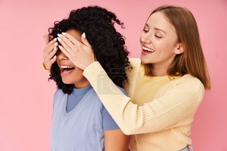 Zwei Frauen in lässiger Kleidung lachen und verbringen Zeit miteinander.