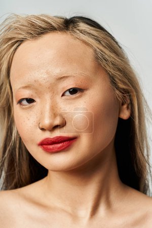 Téléchargez les photos : Femme asiatique respire l'allure avec des cheveux fluides et des lèvres rouges audacieuses. - en image libre de droit