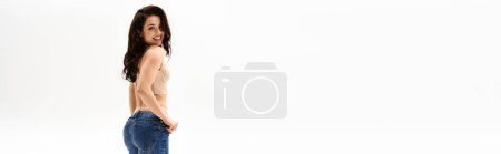 Foto de Mujer joven seductora posa elegantemente en lencería sans camisa. - Imagen libre de derechos