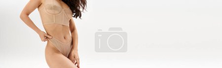 Téléchargez les photos : Attrayant jeune femme en lingerie frappant une pose séduisante. - en image libre de droit