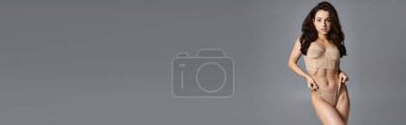 Téléchargez les photos : Jeune femme en soutien-gorge bronzé pose alléchamment. - en image libre de droit