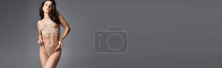 Téléchargez les photos : Jeune femme posant séduisante en soutien-gorge bronzé. - en image libre de droit