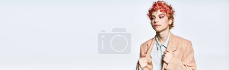 Foto de Mujer extraordinaria con el pelo rojo llamativo. - Imagen libre de derechos