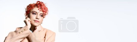 Foto de Una mujer llamativa con el pelo rojo mirando hacia otro lado. - Imagen libre de derechos