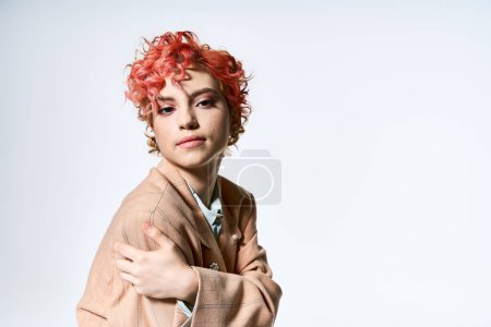 Téléchargez les photos : Une femme vibrante aux cheveux roux pose pour une photographie en tenue saisissante. - en image libre de droit