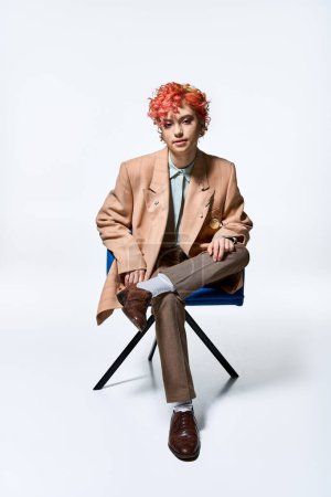 Außergewöhnliche Frau mit roten Haaren sitzt auf einem Stuhl.