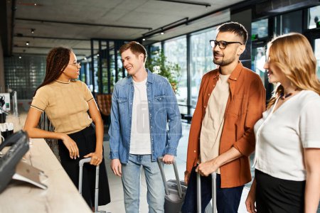 Multikulturelle Kollegen in Freizeitkleidung stehen zusammen im Kreis, verbinden sich und interagieren während einer Geschäftsreise.