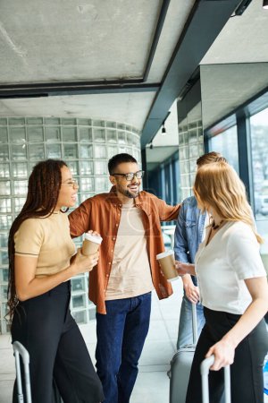 Multikulturelle Kollegen mit unterschiedlichem Hintergrund versammeln sich im Kreis und zeigen während einer Geschäftsreise Einigkeit und Teamwork.