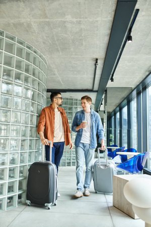 hommes, marchez dans un couloir dans un hôtel avec leurs bagages lors d'un voyage d'affaires.