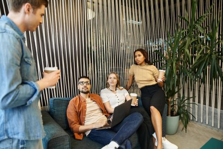 Un grupo diverso de colegas sentados en un sofá en una habitación moderna, participaron en una animada discusión sobre su proyecto de startup.