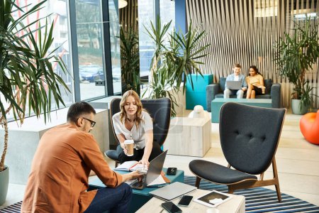 colegas sentados en sillas, discutiendo el trabajo en un entorno empresarial moderno con un ambiente de equipo de startup.