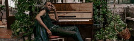 Foto de Hombre afroamericano con elegante atuendo toca el piano. - Imagen libre de derechos