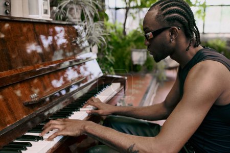 Pianista afroamericano con rastas tocando un piano de cola.