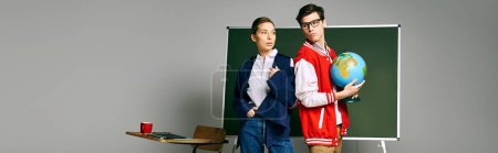 Téléchargez les photos : Deux élèves debout devant un tableau vert dans un cadre de classe. - en image libre de droit