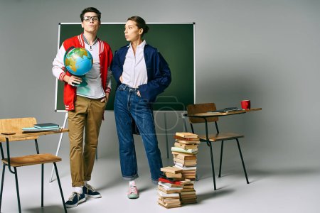 Dos jóvenes estudiantes con atuendo casual de pie con confianza frente a una pizarra verde en un aula universitaria.