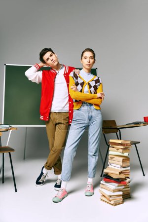 Zwei junge Studenten posieren lässig vor einem grünen Brett.
