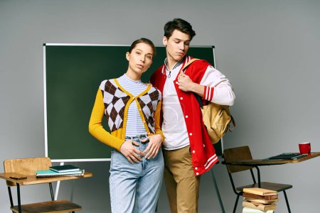 Foto de Jóvenes estudiantes masculinos y femeninos posan frente al tablero verde en un aula universitaria. - Imagen libre de derechos