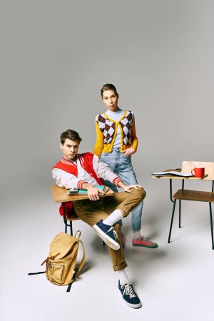 Jóvenes estudiantes masculinos y femeninos con atuendo casual posando frente a un escritorio en un aula universitaria.