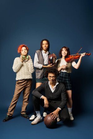 Grupo de jóvenes amigos multiculturales, posando con estilo con instrumentos musicales sobre un fondo azul oscuro.