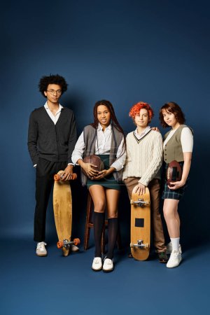 Multikulturelle Freunde, darunter eine nicht binäre Person, stehen in stylischer Kleidung mit Skateboards vor dunkelblauem Hintergrund..
