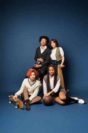 Téléchargez les photos : Un groupe de jeunes amis multiculturels, posent élégamment pour une photo sur un fond bleu foncé. - en image libre de droit