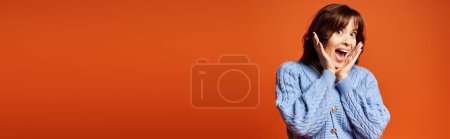 Téléchargez les photos : Young woman in stylish attire with amazed face in a studio setting - en image libre de droit