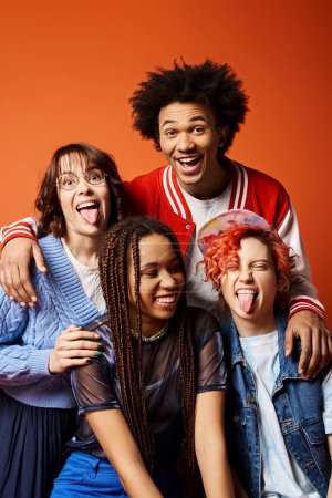 Foto de Jóvenes amigos de diversos orígenes y estilos, incluyendo una persona no binaria, se unen en unidad y amistad. - Imagen libre de derechos